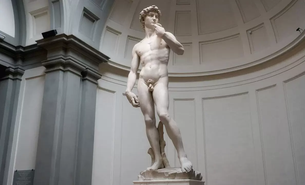 άγαλμα γυμνού άνδρα και μεγέθυνση πέους